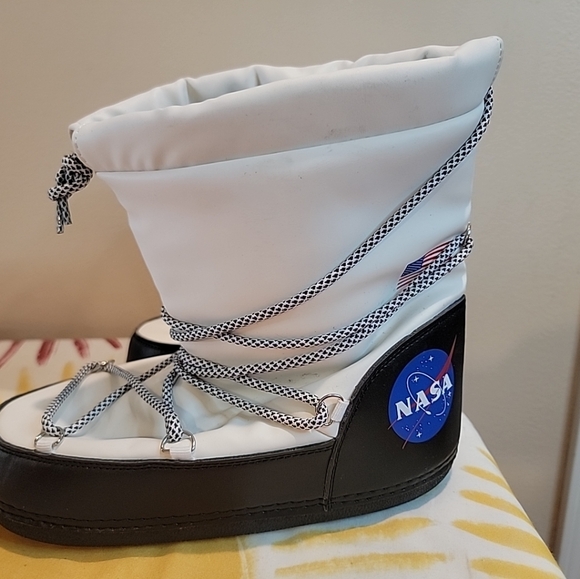 Adult Astronaut Costume Boots Size 9 Or 12/13  Great Condition! Halloween - Picture 1 of 1